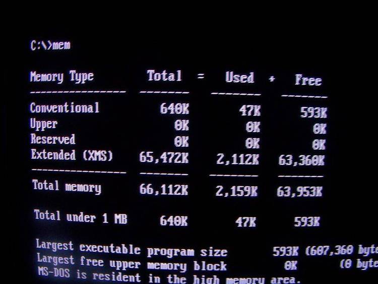 Shows free disk space, DOS memory, and EMS memory.
