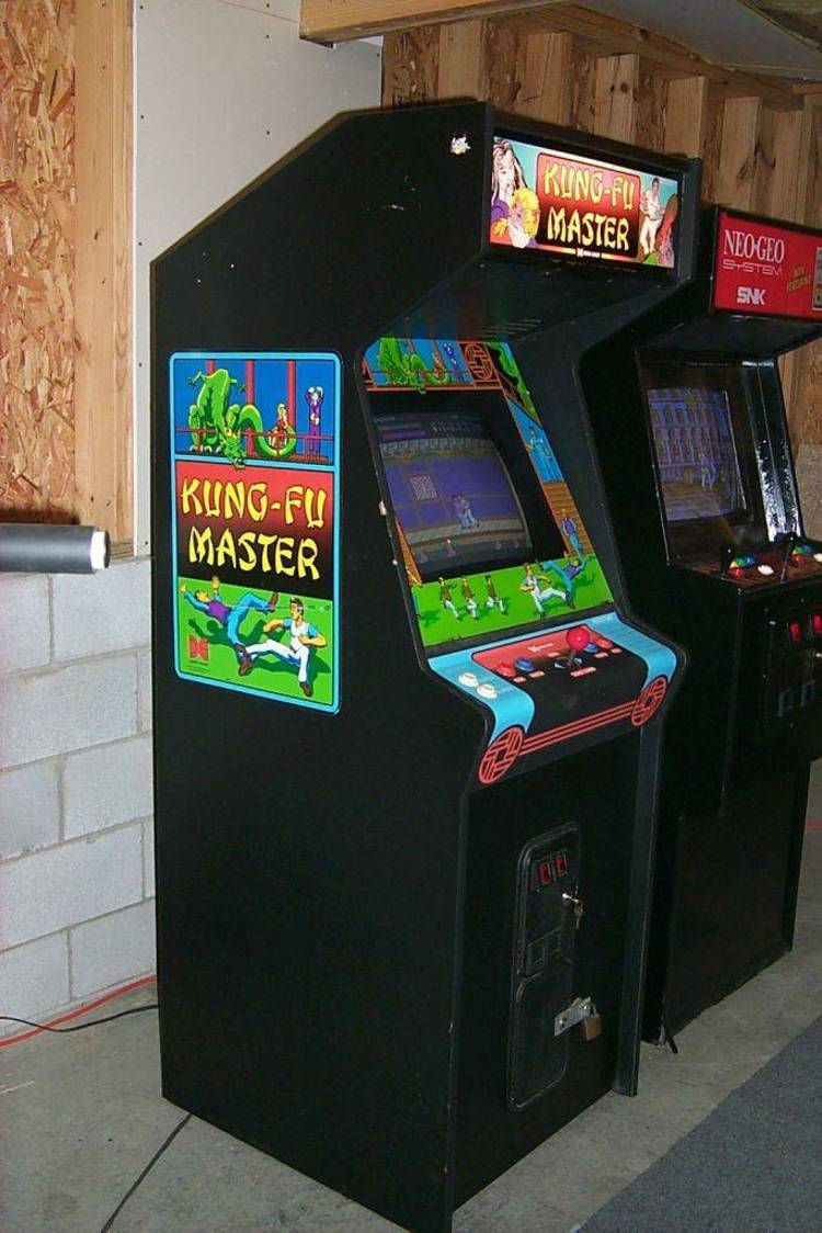 Different Game. Arcade type, similiar to arcade game called TWIX.