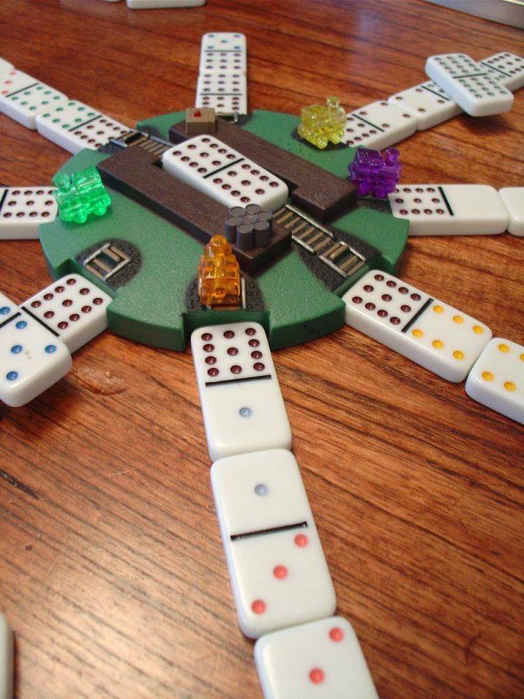 Four Side is a dominoes type game. Match numbers. Addictive.