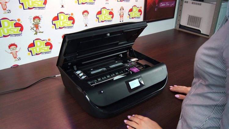 Shows how to refill the ink cartridge used in HP Deskjet Printers.