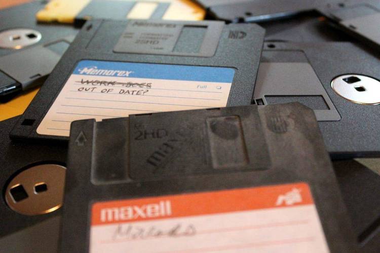 Copies files onto floppy disks in the most space-efficient manner.