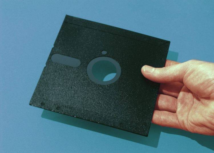 Utility to view or change diskette serial numbers on floppies formatted by DOS V4.0 or later.